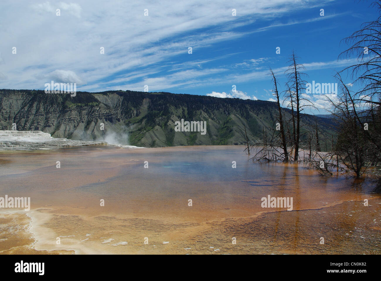 Hot Pool und Berge, Yellowstone-Nationalpark, Wyoming Stockfoto
