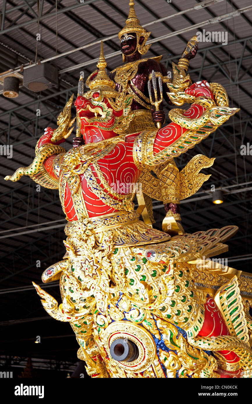 In der nationalen Museum der Royal Barges, das Aushängeschild von einem roten Garuda (Bangkok - Thailand). Abbildung de Proue d ' un Garouda Rouge. Stockfoto