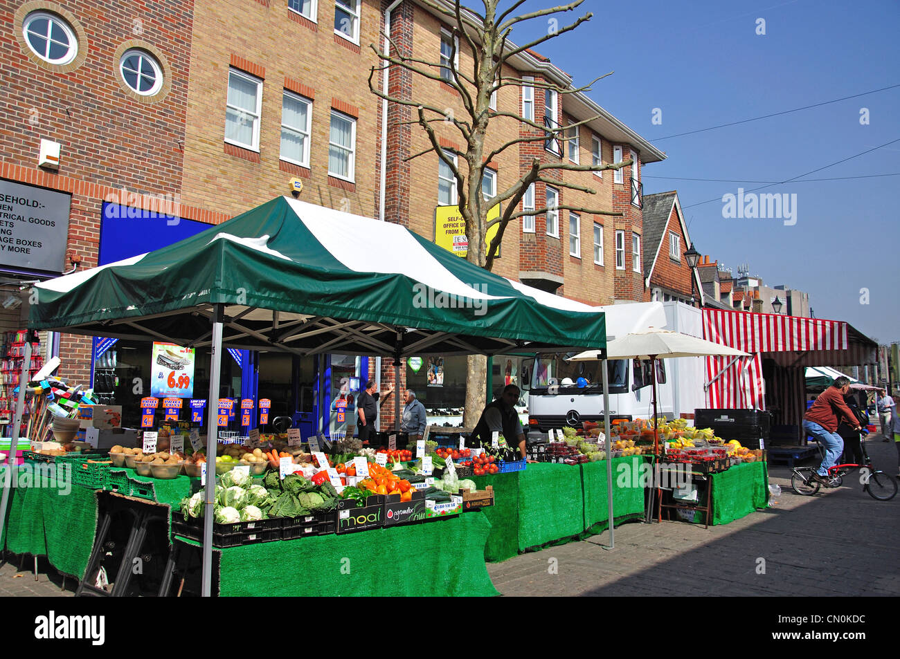 Freitag-Markt, Hauptstraße, Staines-upon-Thames, Surrey, England, Vereinigtes Königreich Stockfoto