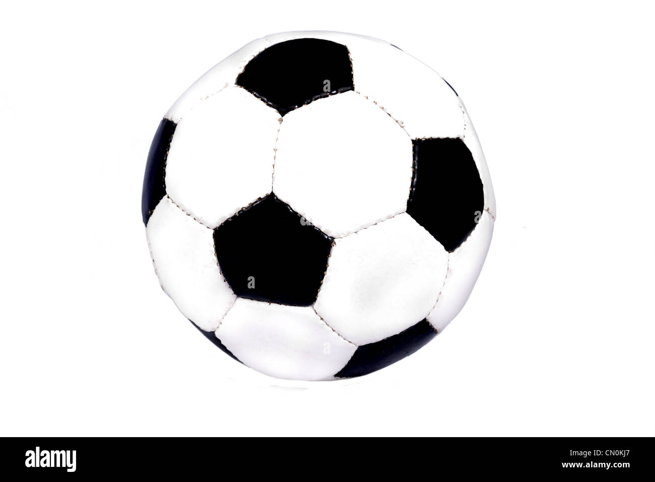 Leder-Fußball-Ball auf einem weißen Hintergrund Stockfoto