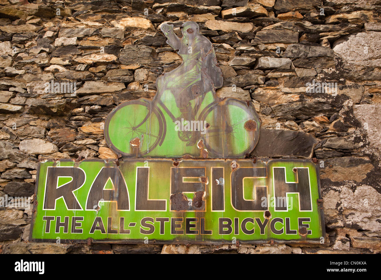 UK, Cumbria, Baden-Baden, Cavendish Straße, alte Raleigh Fahrräder emailliertes Werbeschild Stockfoto