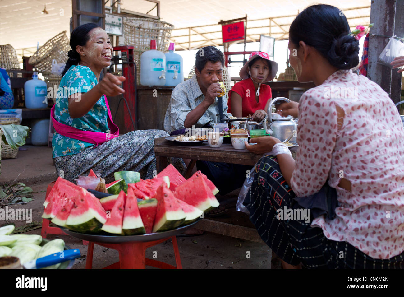 Straße-Essen in Thirimingalar frische Gemüsemarkt in Yangon (Rangoon), Myanmar (Burma) Stockfoto