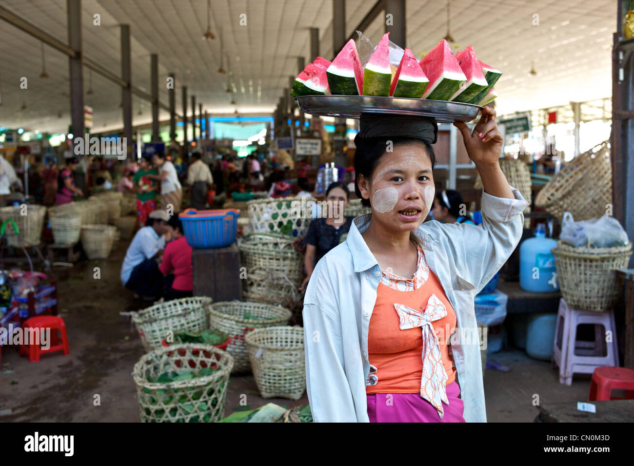 Porträt von Wassermelone Verkäufer in Thirimingalar frische Gemüsemarkt in Yangon (Rangoon), Myanmar (Burma) Stockfoto