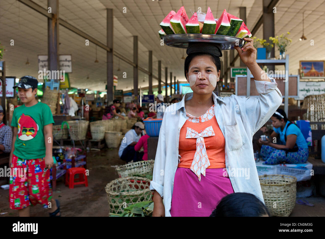 Porträt von Wassermelone Verkäufer in Thirimingalar frische Gemüsemarkt in Yangon (Rangoon), Myanmar (Burma) Stockfoto