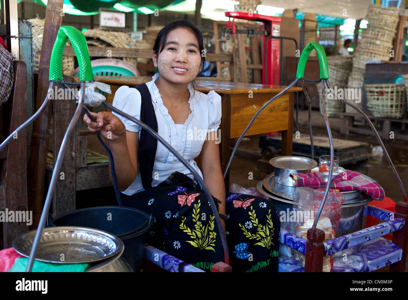 Porträt des burmesischen Frau in Thirimingalar frische Gemüsemarkt, Yangon (Rangoon), Myanmar (Burma) Stockfoto