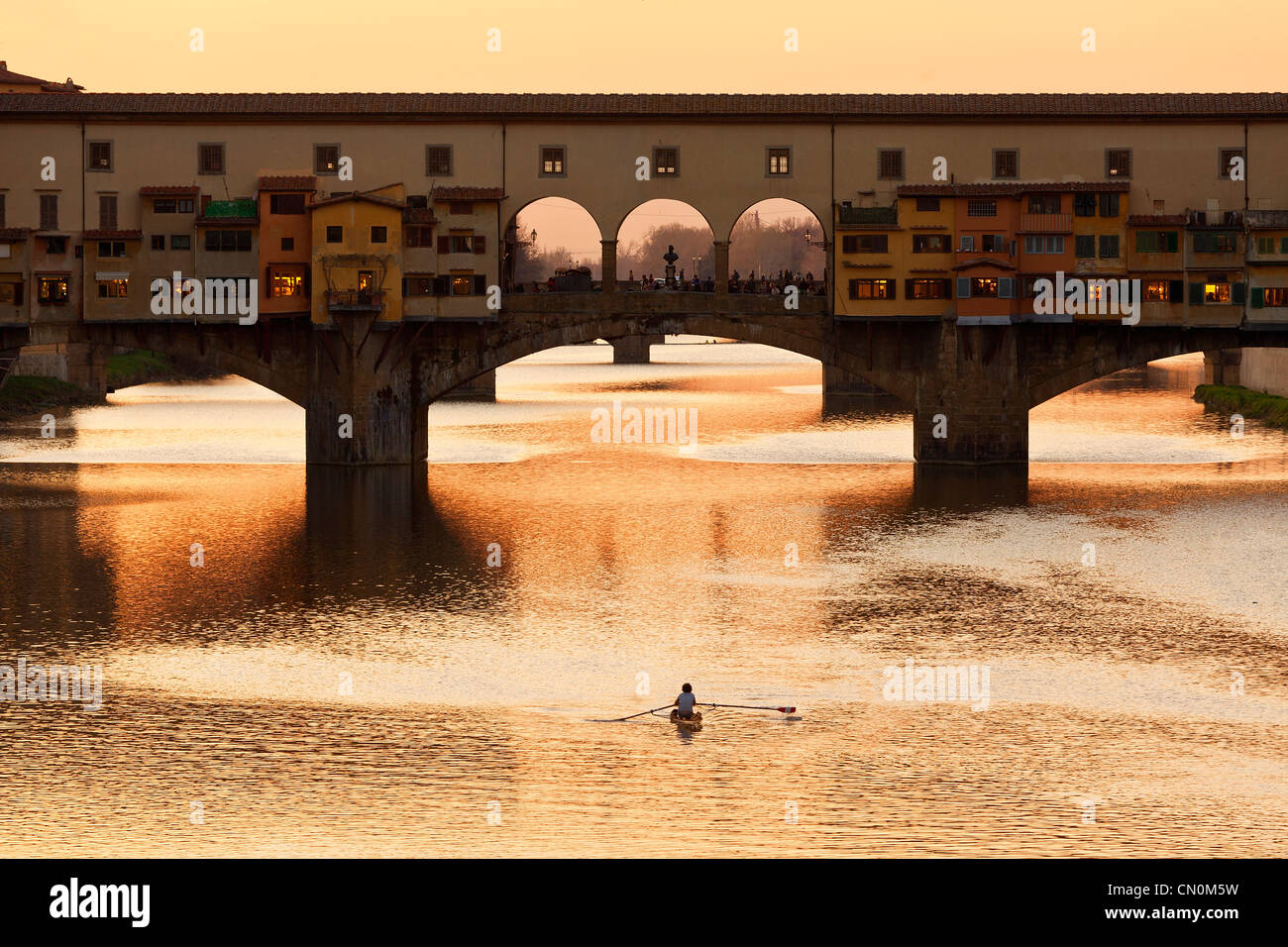 Europa, Italien, Florenz, Ponte Vecchio über den Arno Fluss bei Sonnenuntergang Stockfoto