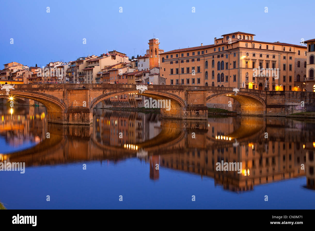 Europa, Italien, Florenz, der Fluss Arno und Flussufer in der Abenddämmerung Stockfoto