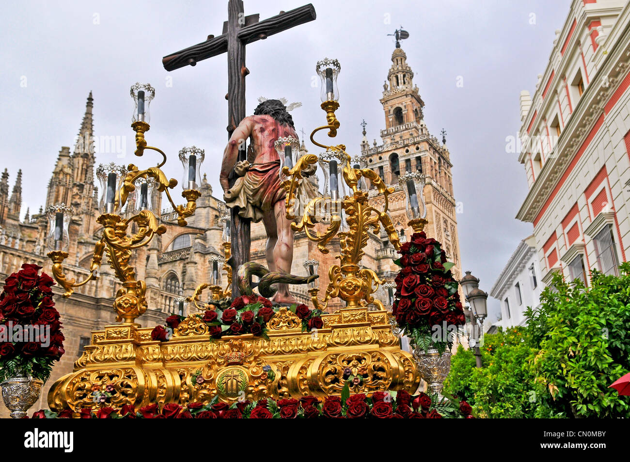 Spanien Sevilla Semana Santa Karwoche A Osterprozession betreten der Kathedrale mit einem Paso oder schweben mit dem Bild Christi Stockfoto