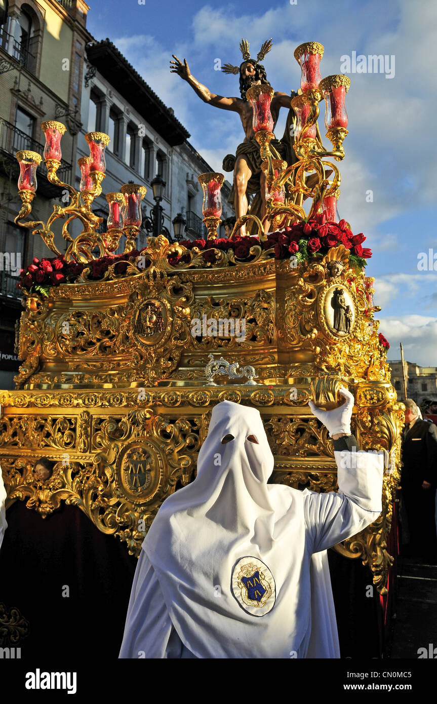 Spanien Sevilla Semana Santa Karwoche Ostern Nazarenos oder Mitglieder der Bruderschaft, die Führung der Paso oder float Stockfoto