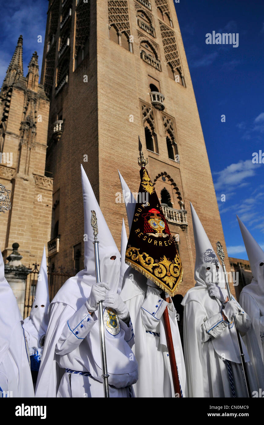 Spanien Sevilla Semana Santa Karwoche Ostern Nazarenos oder Mitglieder der Bruderschaft Resurreccion vor der Kathedrale Stockfoto