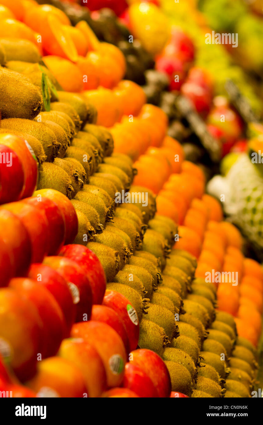 Kiwis, Äpfel und Orangen gestapelt am Markt La Boqueria. Barcelona, Katalonien, Spanien Stockfoto