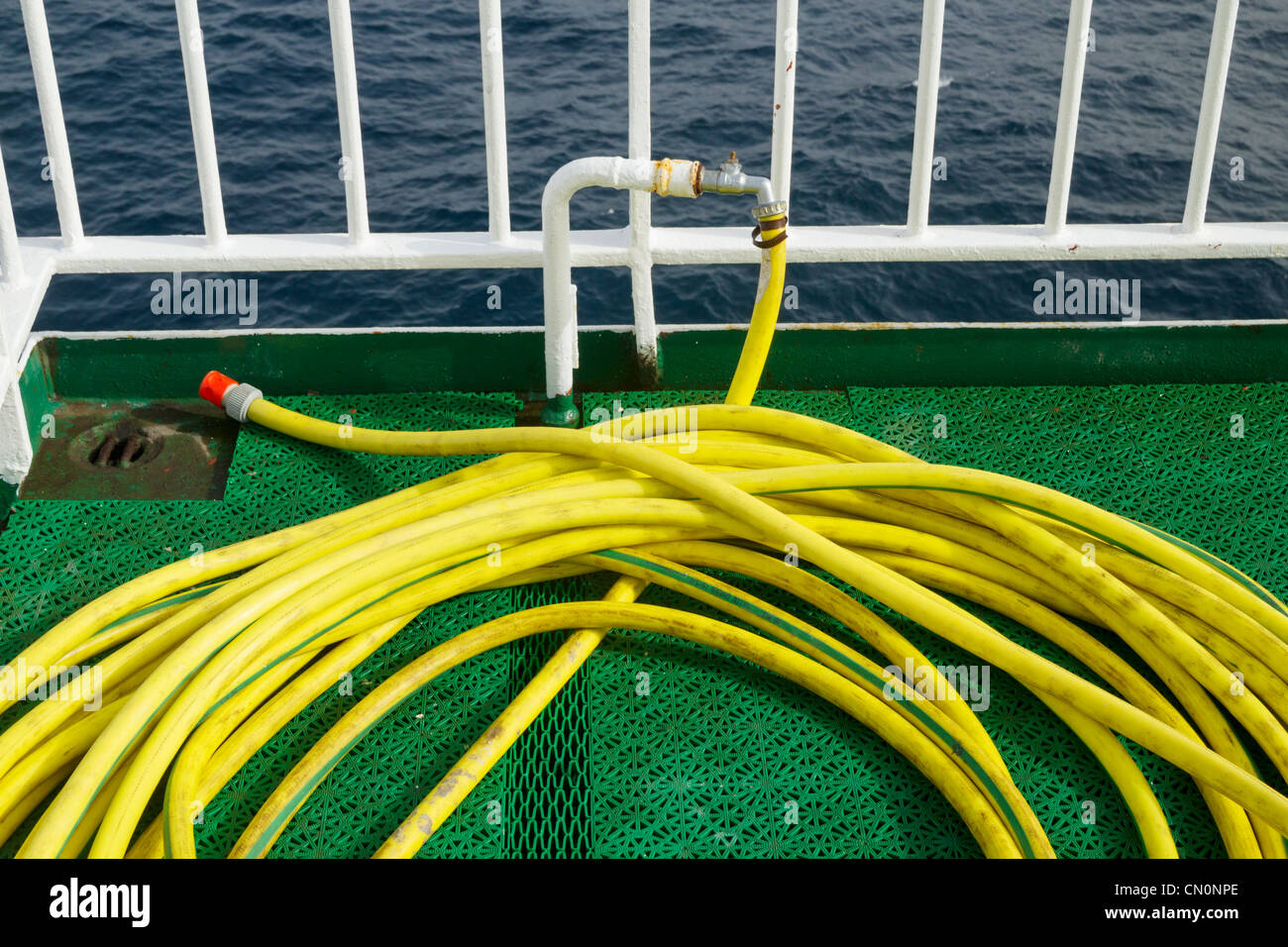 Gartenschlauch an Deck der Fähre Stockfoto