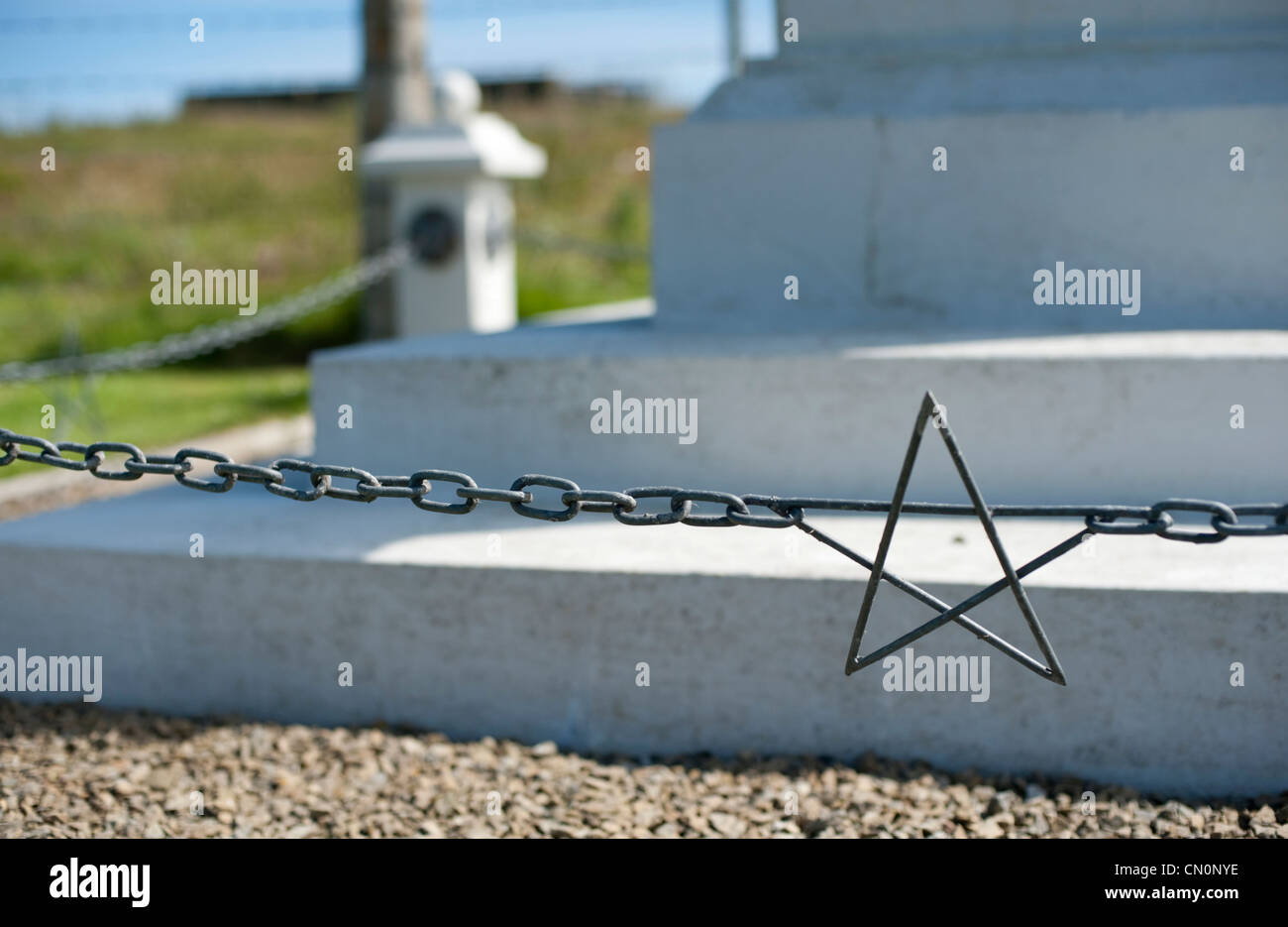 Ein Stern auf dem verzierten Zaun rund um die Statue des St. George an der italienischen Kapelle auf Lamb Holm, Orkney Stockfoto