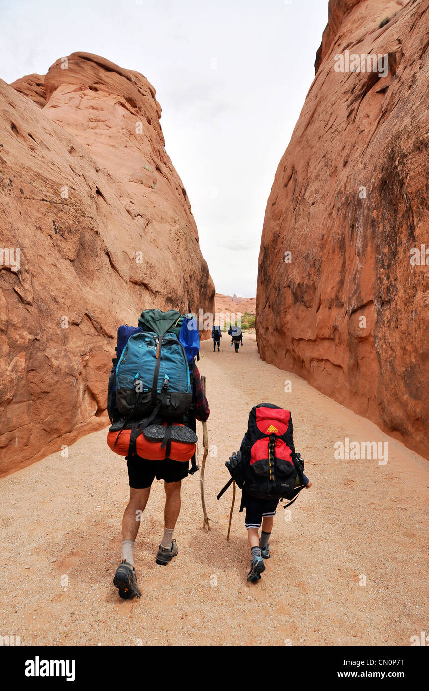 Familie Rucksackreisen in Hurricane Wash, ein Nebenfluss des Escalante River im südlichen Utah. Stockfoto