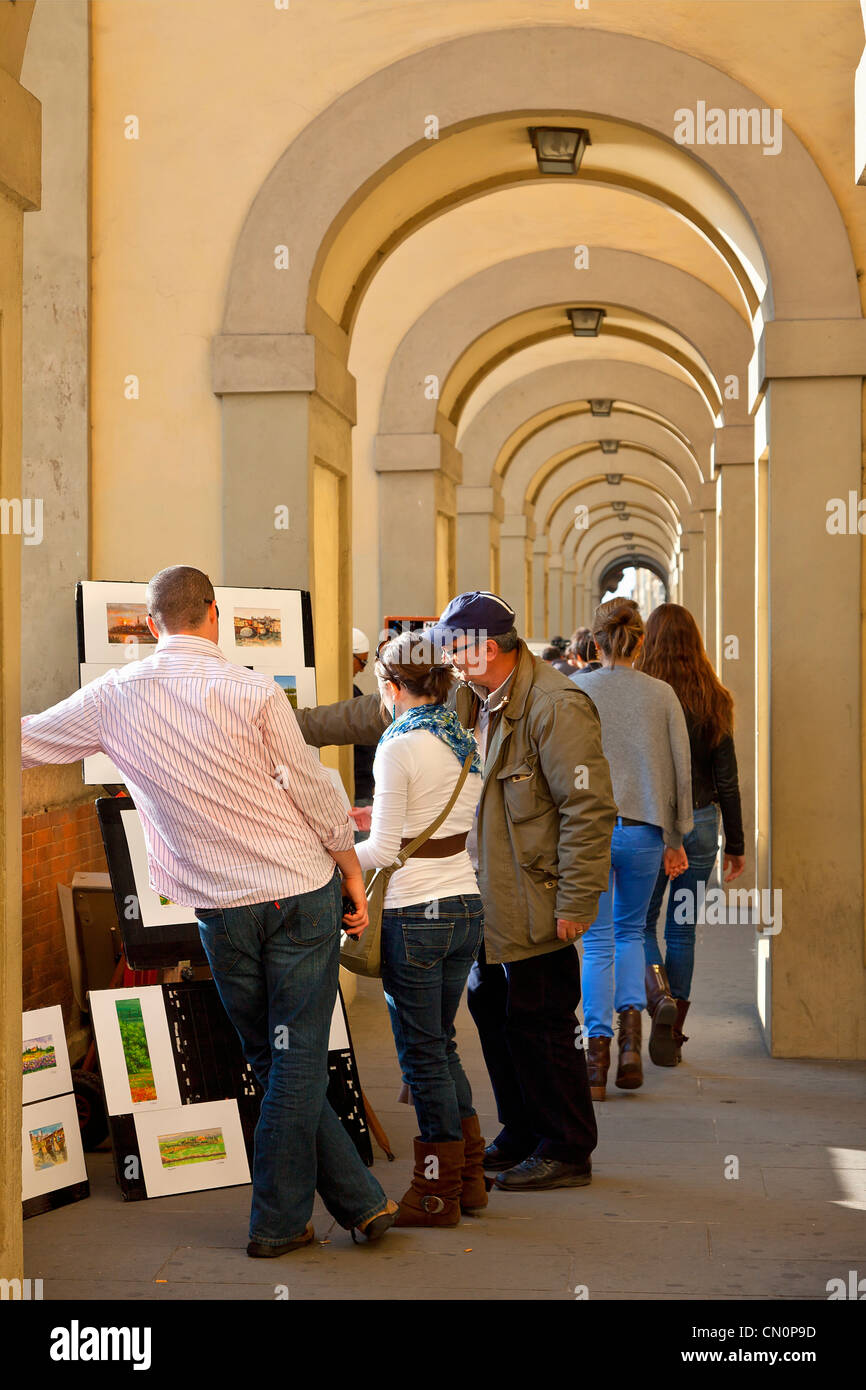 Italien, Florenz, Menschen entlang des Arno-Flusses Stockfoto