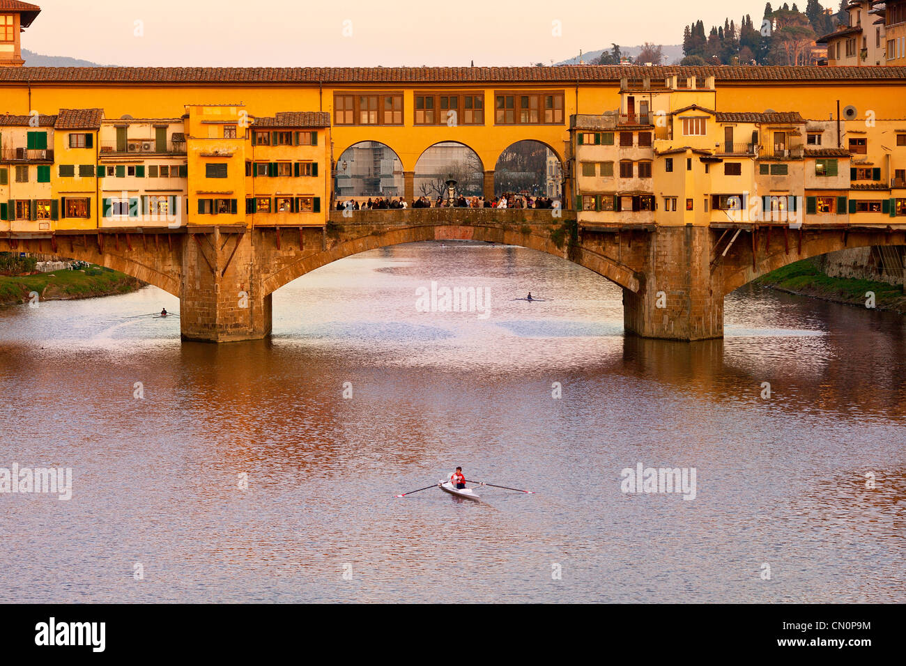 Italien, Florenz, Ponte Vecchio über den Arno, Stockfoto
