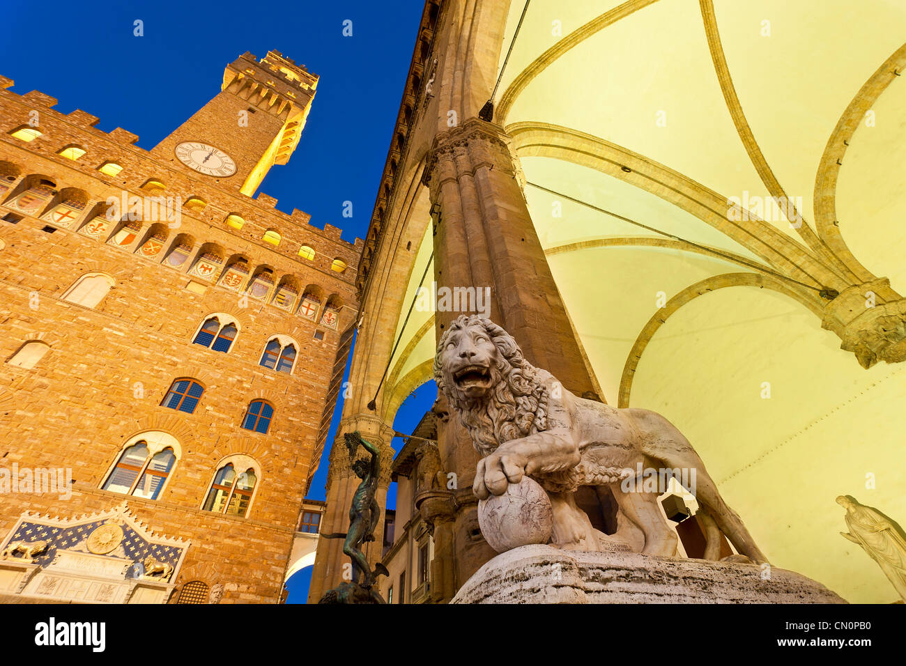 Italien, Florenz, Piazza della Signoria, Loggia dei Lanzi in der Abenddämmerung Stockfoto