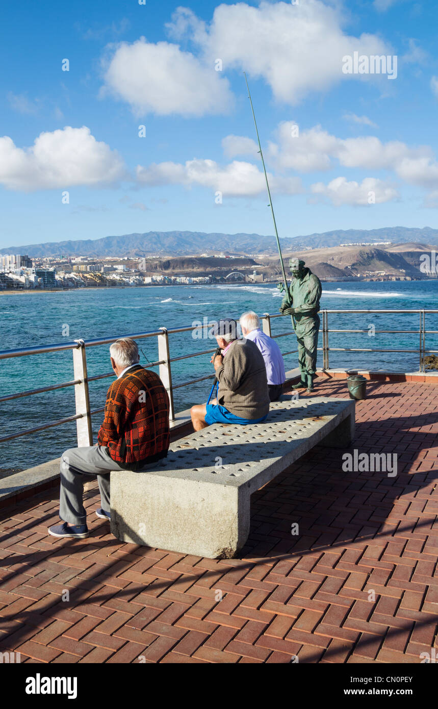 Drei ältere spanische Männer sitzen auf der Bank am La Puntilla am östlichen Ende von Las Canteras Strand in Las Palmas, Gran Canaria Stockfoto