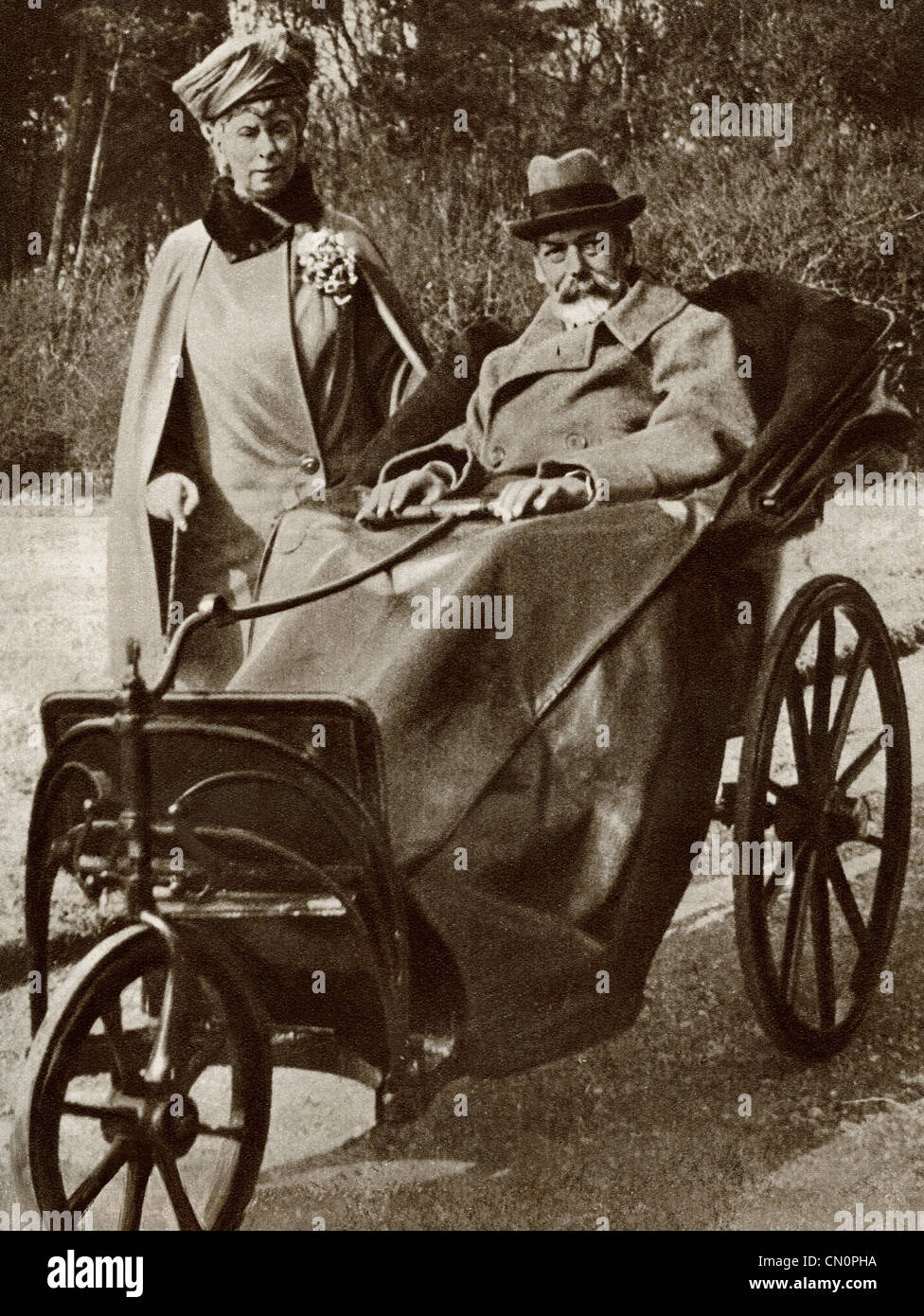 König George V und Königin Mary von Teck, die hier in Bognor während seiner Genesung von Blutvergiftung 1929 gesehen. Stockfoto