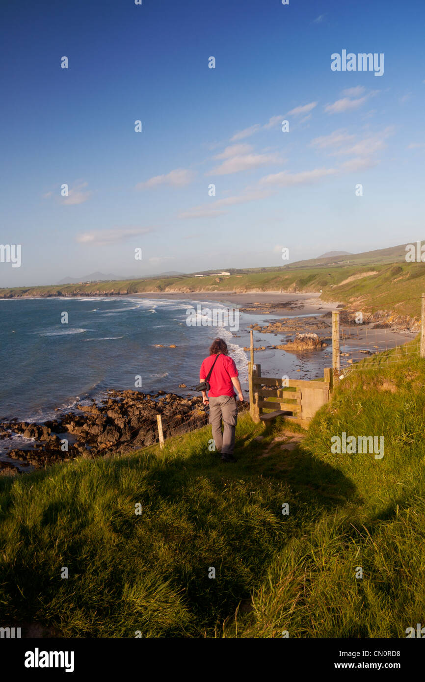 Männliche Walker auf Wales Coast Path zu überqueren Stil Traeth Penllech Strand Porth Colmon in der Nähe von Llangwnnadl Gwynedd North Wales UK Stockfoto