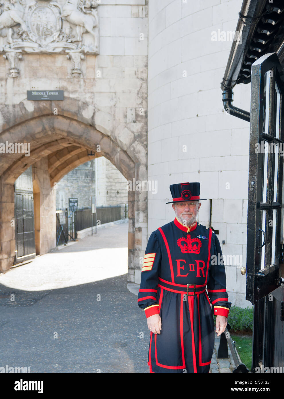 Yeoman Guard oder Beefeater vor den Toren des Tower of London, England. Stockfoto