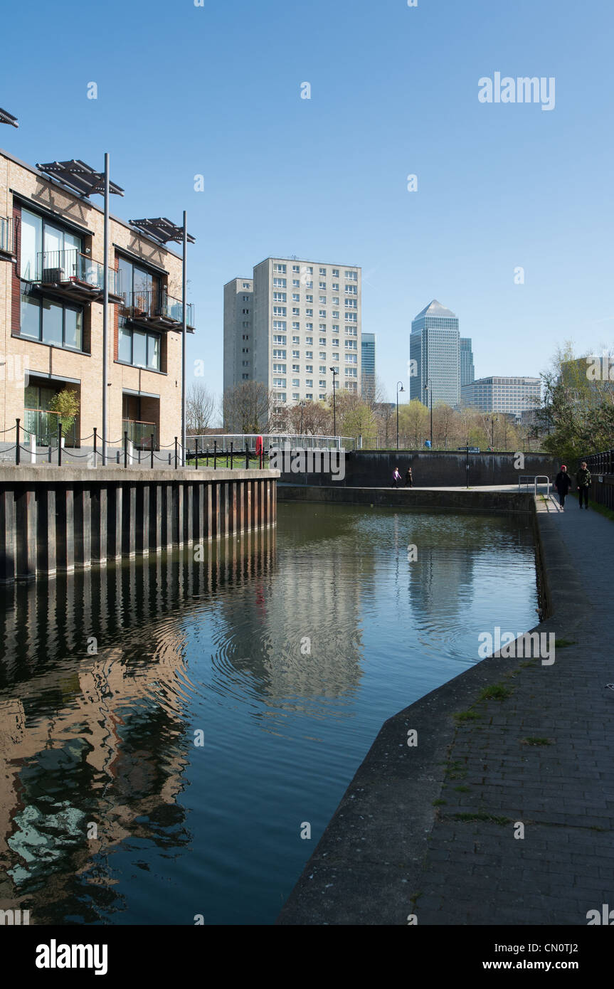 Limehouse Bassin, Tower Hamlets, mit Canary Wharf in der Ferne. London, England. Stockfoto