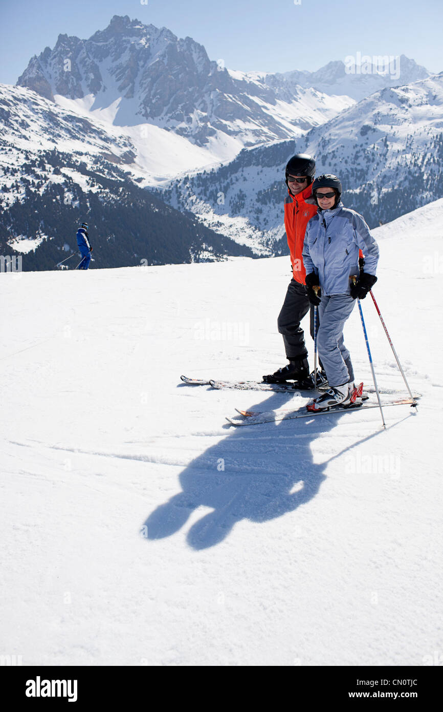 Ski paar posiert auf den französischen Alpen in Meribel Stockfoto