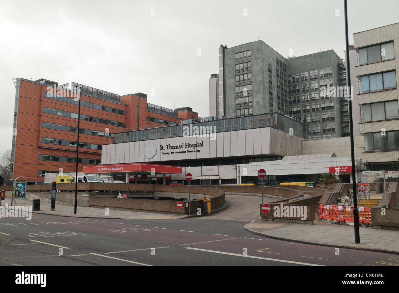 Außenansicht des St Thomas' Hospital, Teil des Kerls und St Thomas' NHS Foundation Trust in Central London, UK. Stockfoto