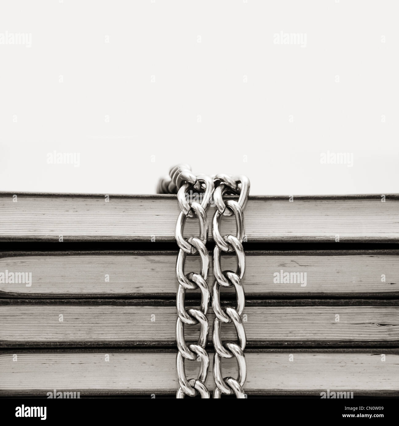 Zensur-Konzept mit zerfetzten Bücher und Ketten auf weiß Stockfoto