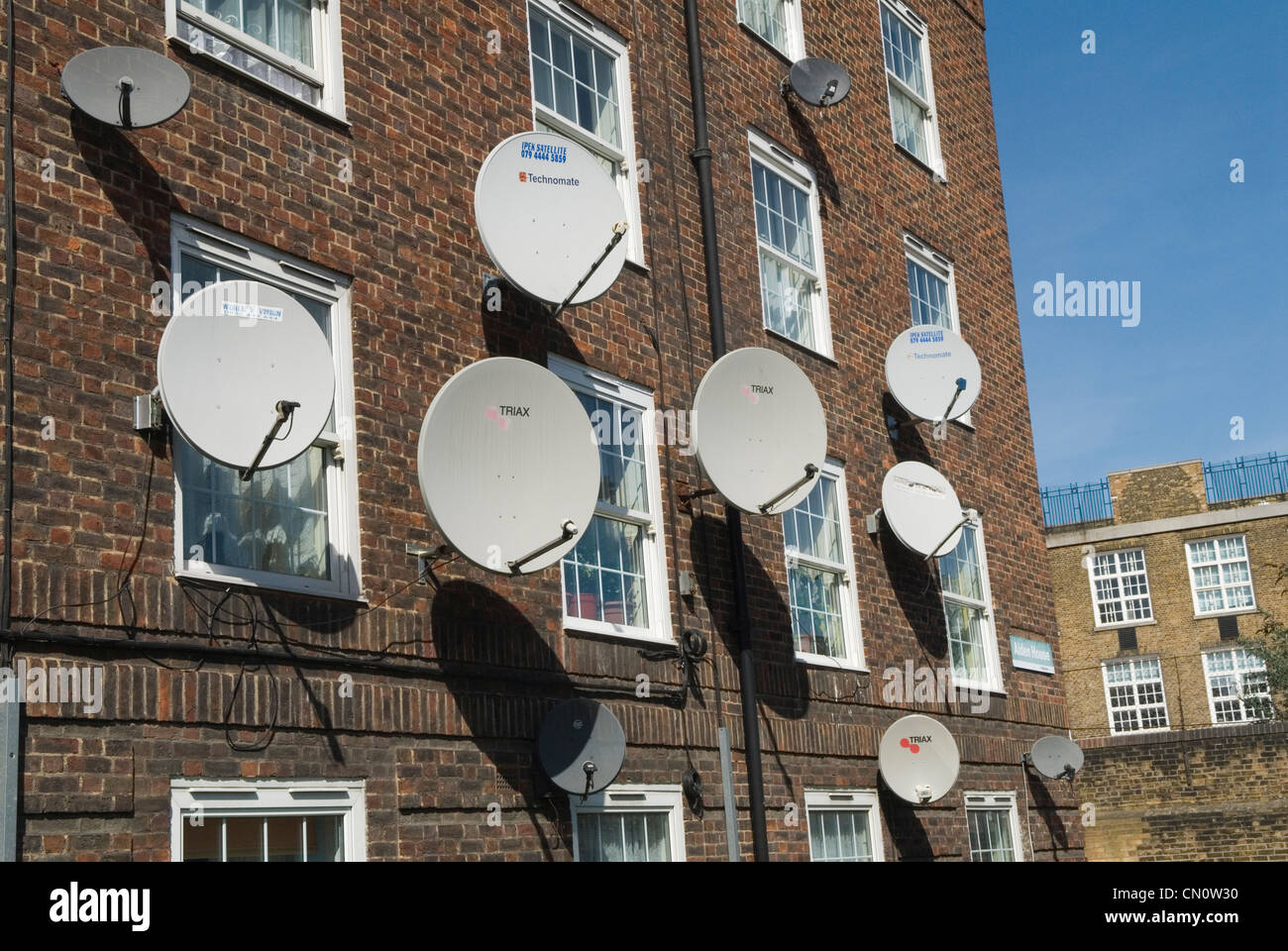 Sat-Scheibe außen kommunalen Rates Eigenschaft London UK HOMER SYKES Stockfoto