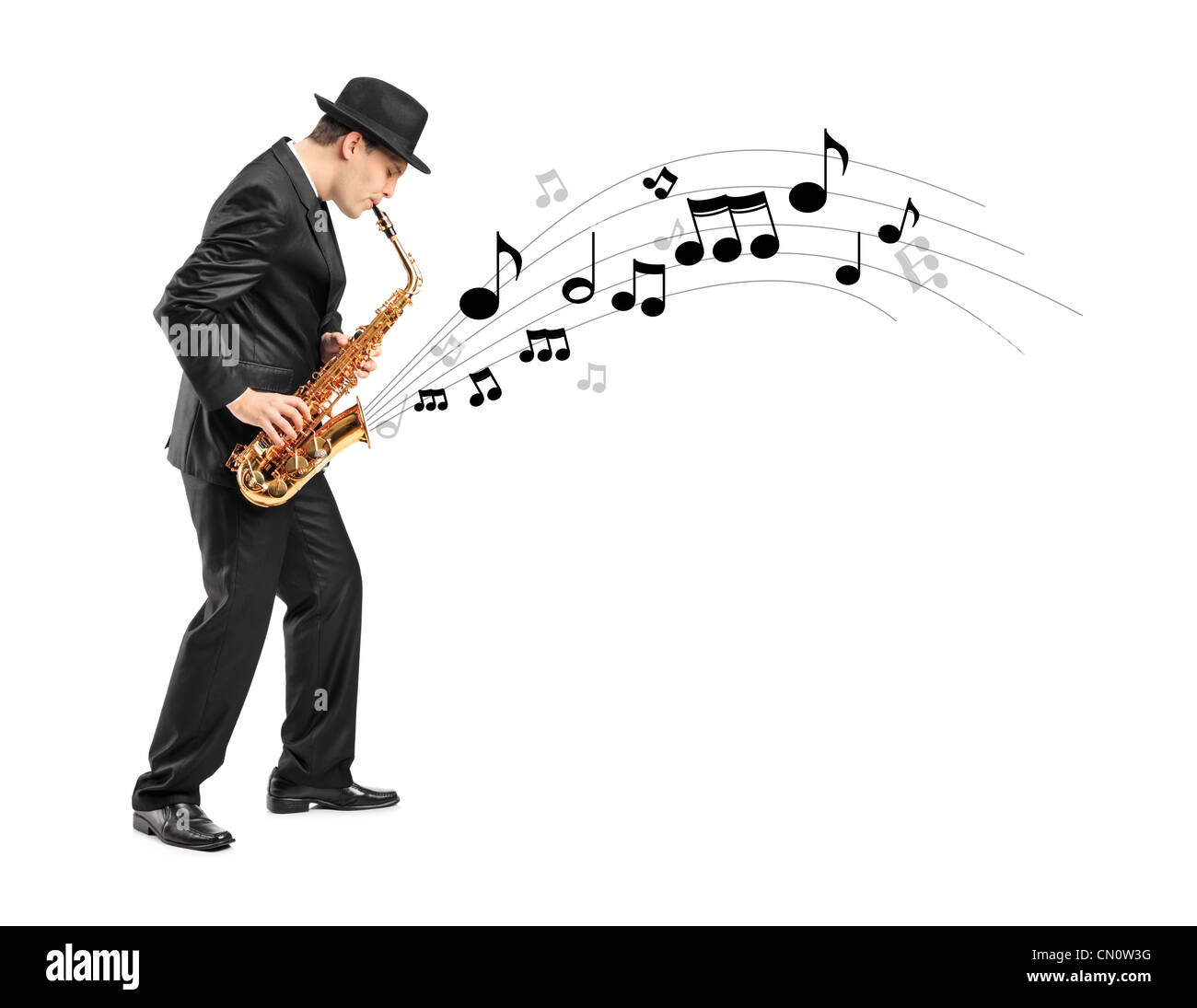 Voller Länge Porträt eines Mannes, spielt Saxophon und Noten aus Hintergrund isoliert Stockfoto