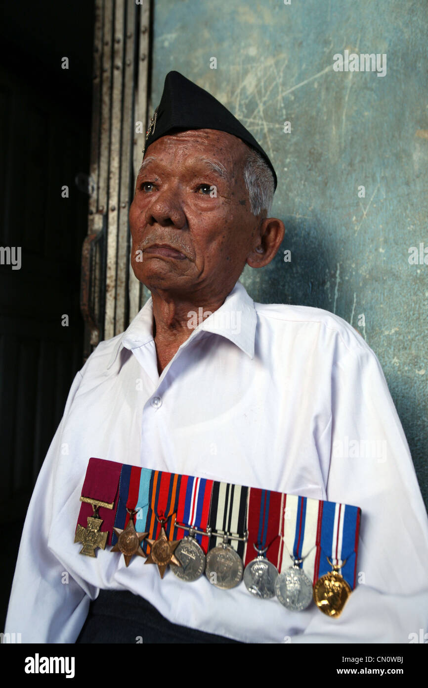 Gurkha-Victoria-Kreuz-Halter Lachhiman Gurung in seinem Haus in Nepal - 2007 Stockfoto