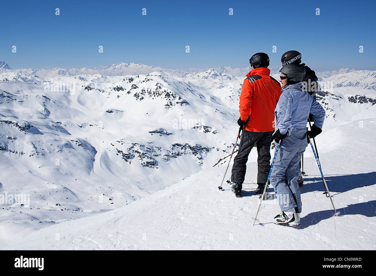 3 Skifahrer Blick über die verschneite Täler und Gipfel der französischen Alpen Stockfoto