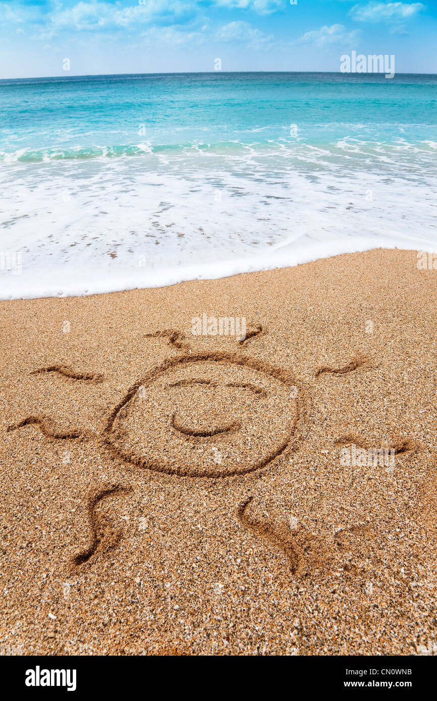 Zeichnung lächelnd Sonnensymbol am Strand Stockfoto