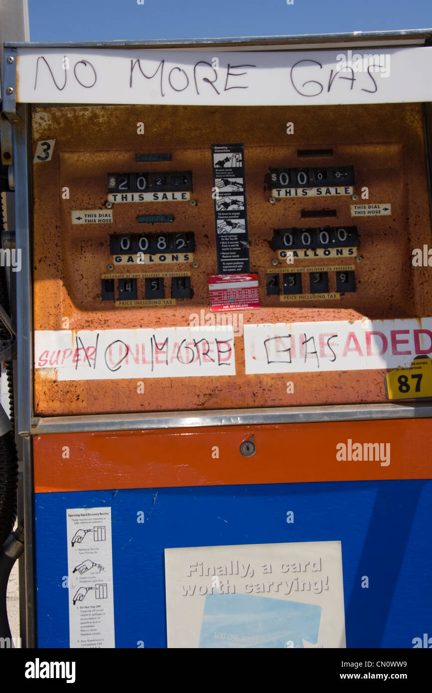 Alte aus Service Tankstelle Pumpe mit "kein Gas mehr" darauf geschrieben Stockfoto