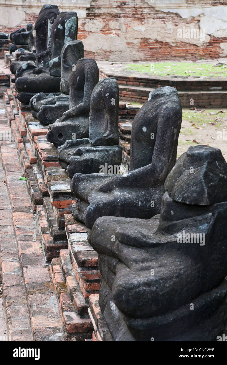Kopflose buddhistischen Statuen im Wat Chaiwatthanaram, Ayutthaya Historical Park, UNESCO-Weltkulturerbe, Thailand Stockfoto