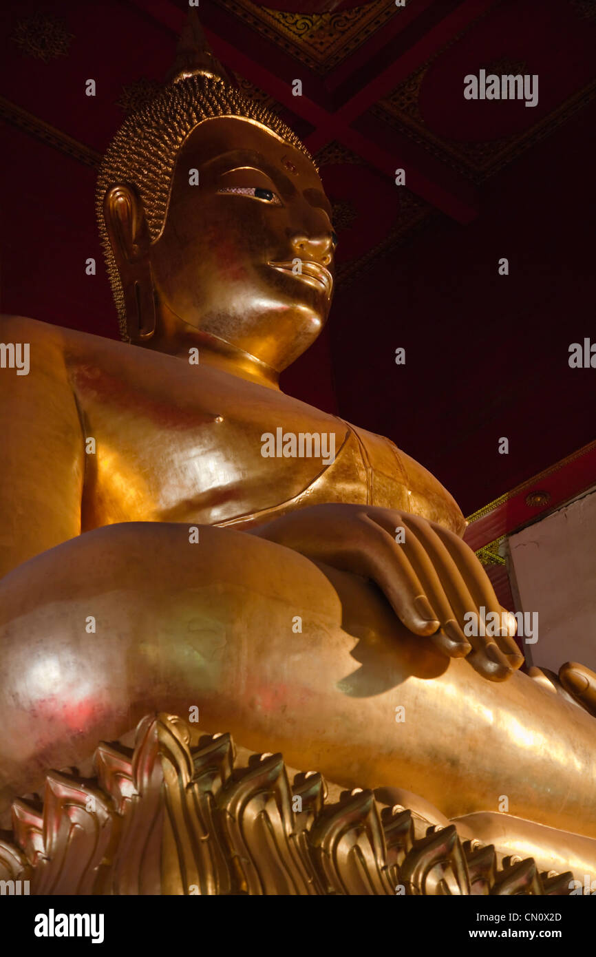Thailands höchste vergoldeten Buddha am Wat Phananchoeng, Ayutthaya Historical Park, Thailand Stockfoto