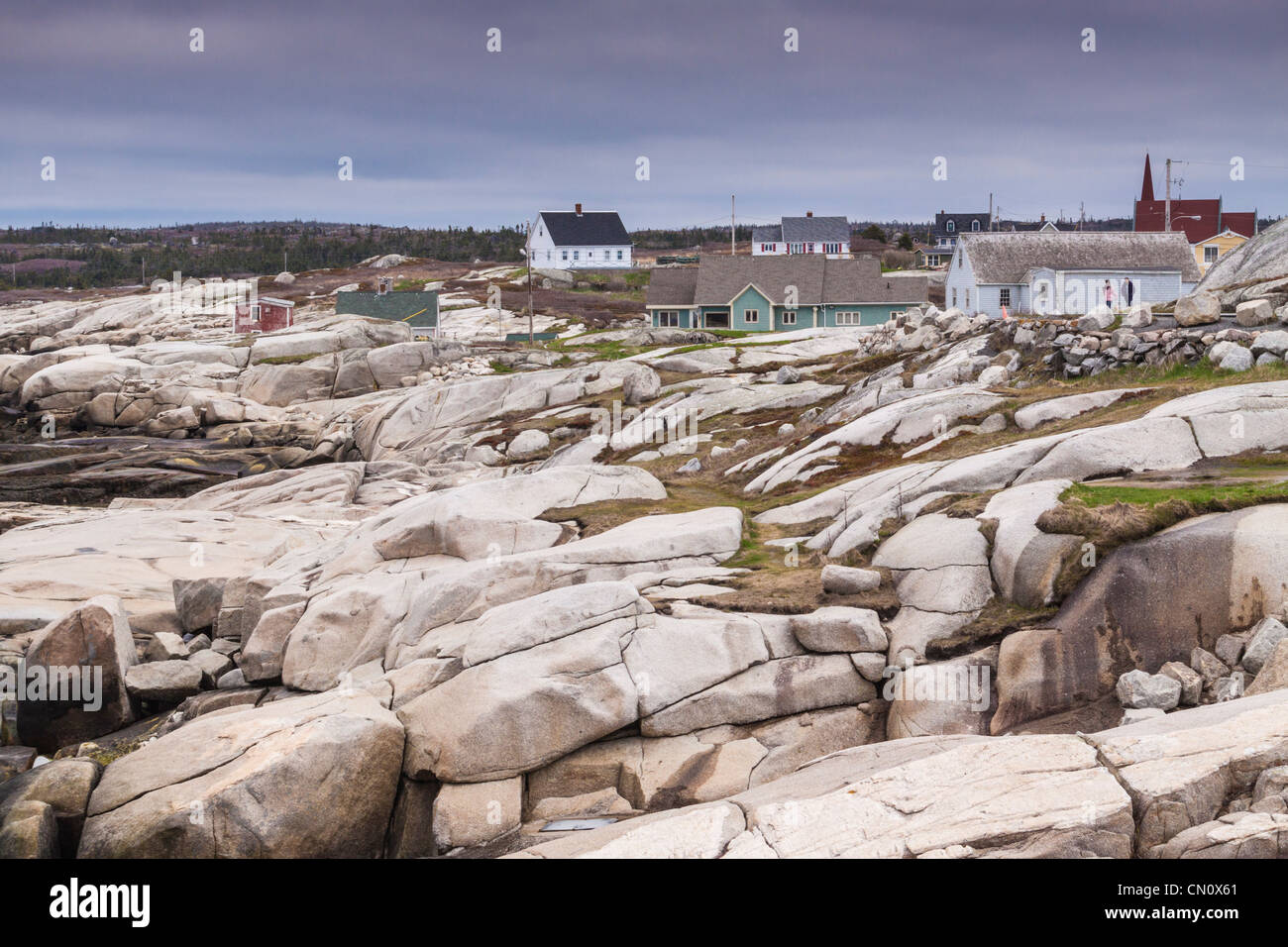 Kalt, regnerischen Tag und felsige Küste bei Peggys Cove Fischerdorf nahe Halifax, Nova Scotia, Kanada. Stockfoto