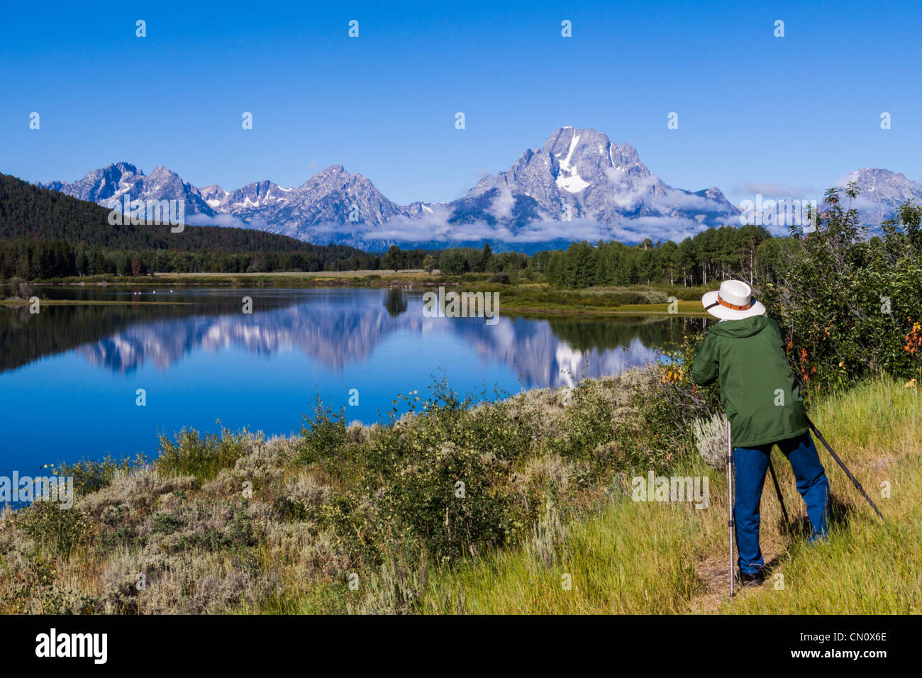 Fotografin fängt die Spiegelungen der Grand Tetons und des Mount Moran im Snake River im Oxbow Bend im Grand Tetons National Park in Wyoming ein. Stockfoto