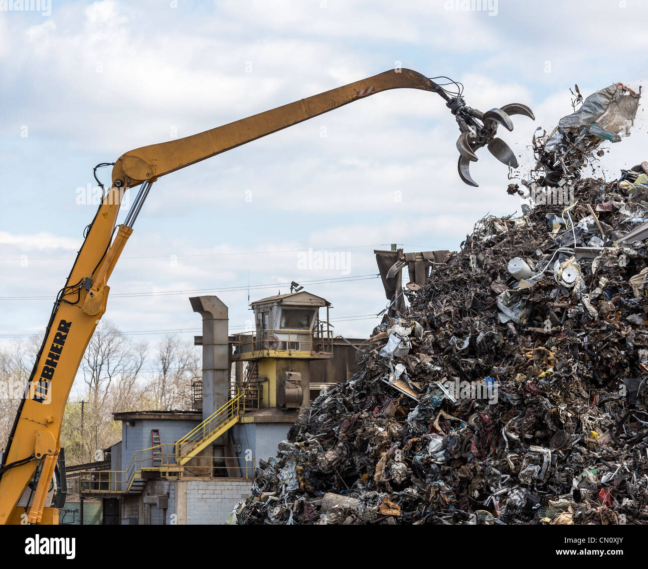 Kran-Greifer werfen Müll, SPC Corporation INC Abfall-recycling-Anlage, Philadelphia, Pennsylvania, USA Stockfoto