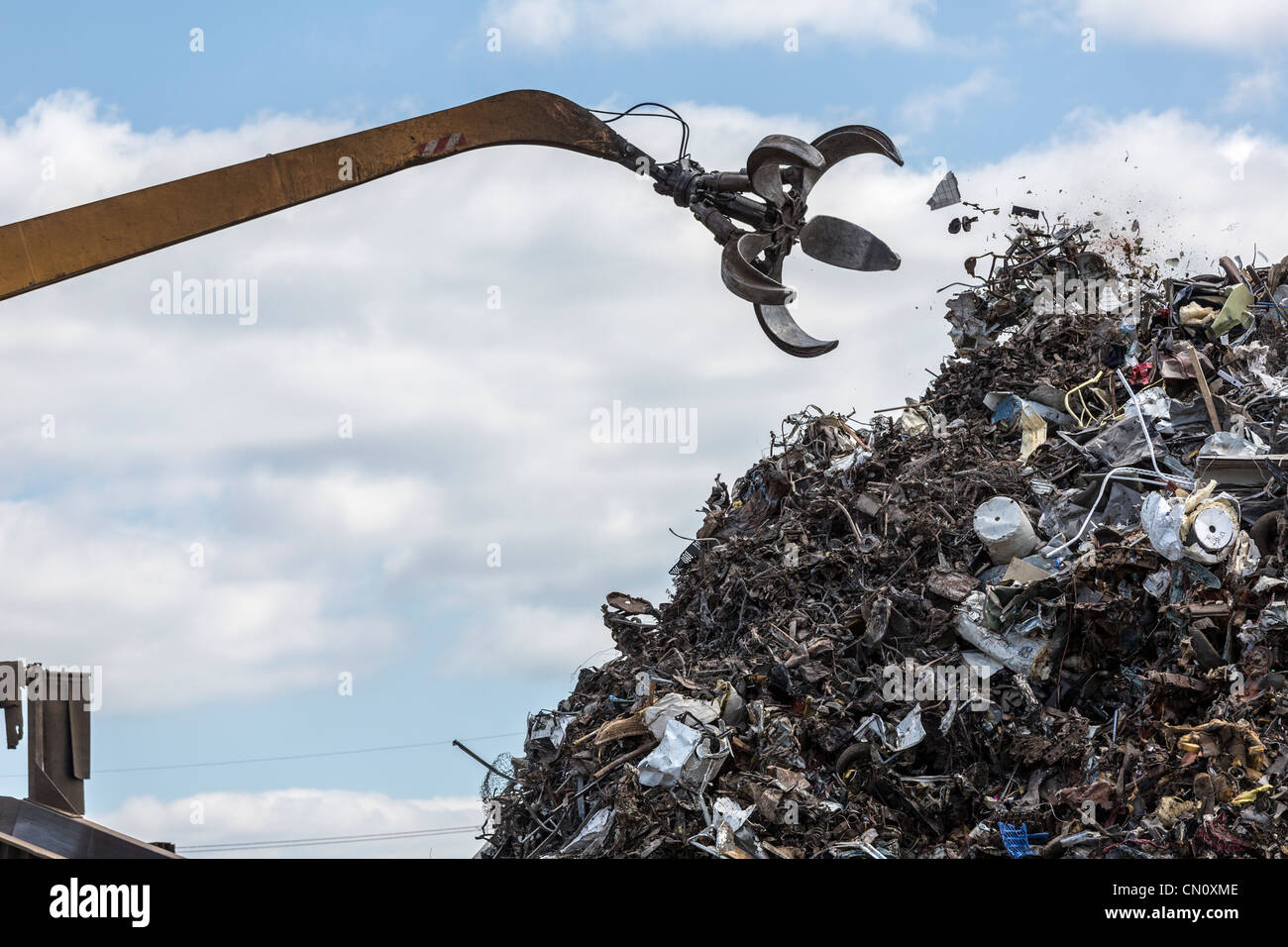 Kran-Greifer werfen Müll, SPC Corporation INC Abfall-recycling-Anlage, Philadelphia, Pennsylvania, USA Stockfoto