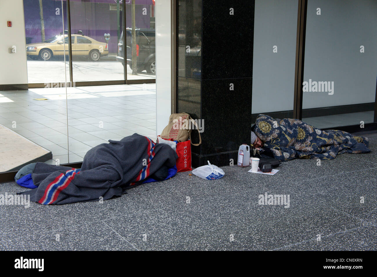 Zwei Obdachlose Männer schlafen außerhalb eines Gebäudes in Vancouver, British Columbia, Kanada Stockfoto