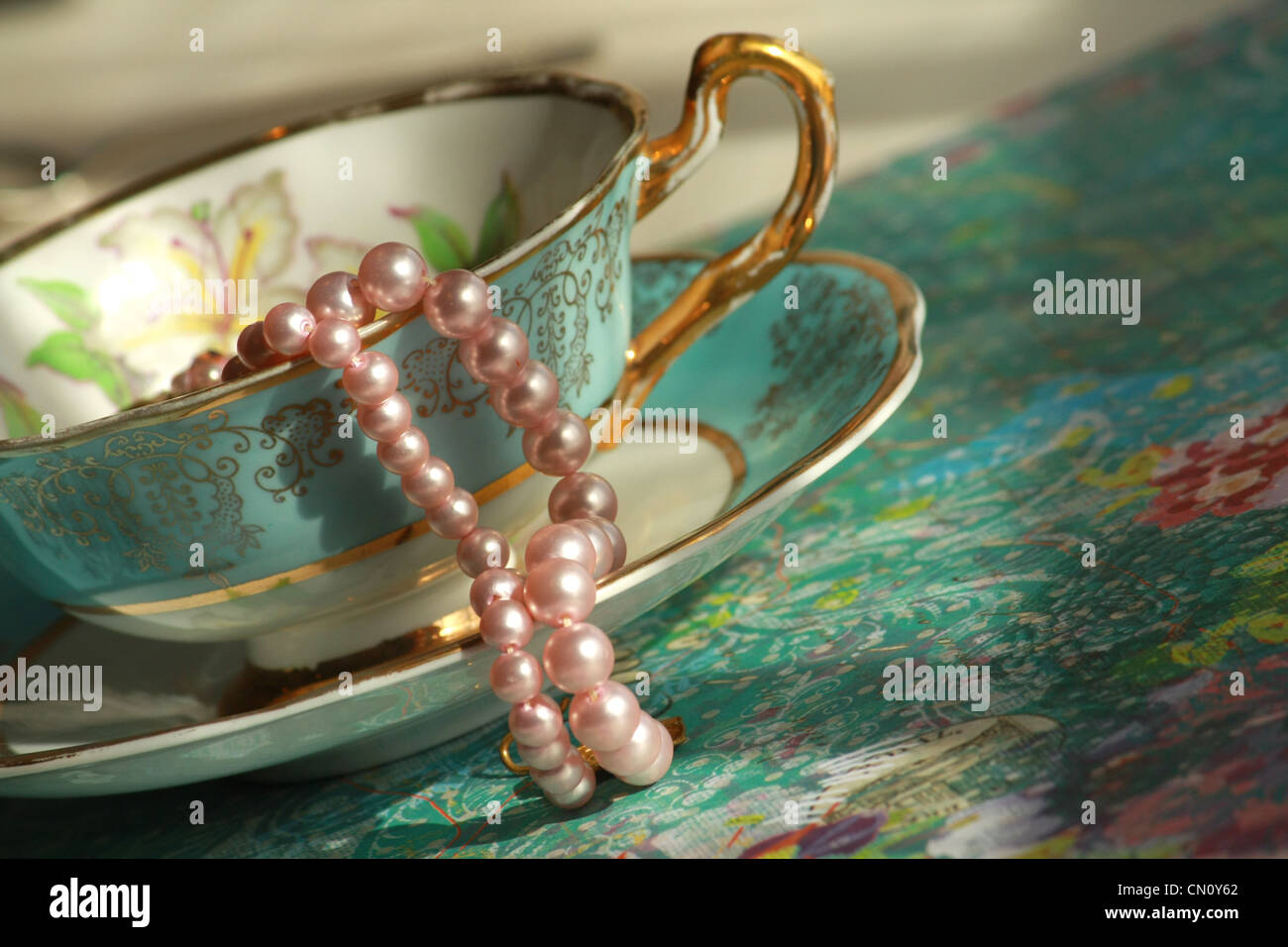 Antike Teetasse mit rosa Perlen Stockfoto