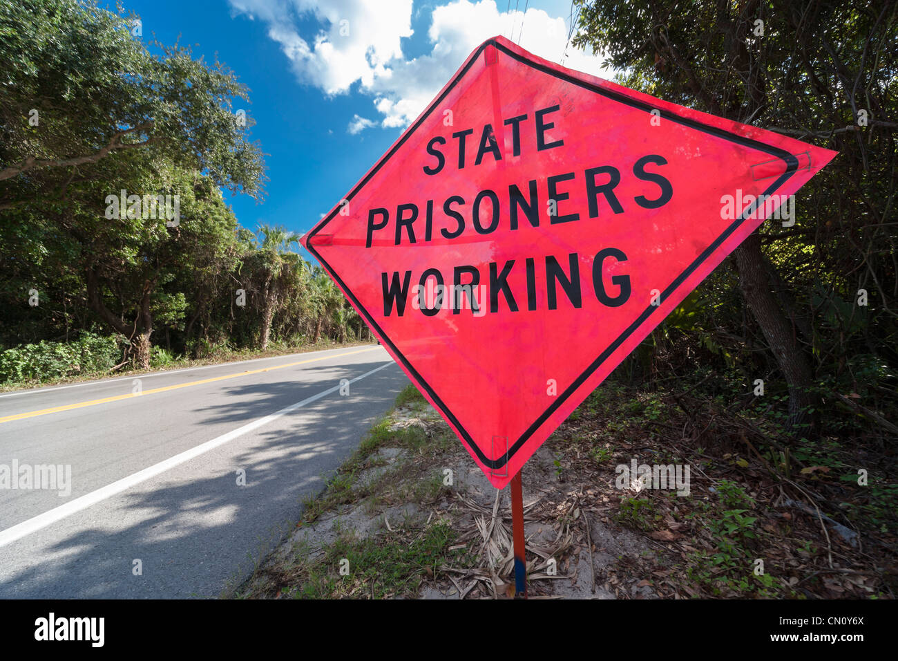 Melden Sie staatliche Gefangenen arbeiten, bei der Arbeit. Temporäre am Straßenrand Verkehr Warnzeichen auf der Straße, Autobahn in Florida FL US USA, Stockfoto