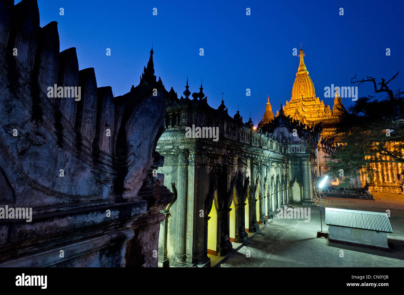 Ananda Pahto Stupa beleuchtet in der Abenddämmerung, Bagan, Myanmar Stockfoto