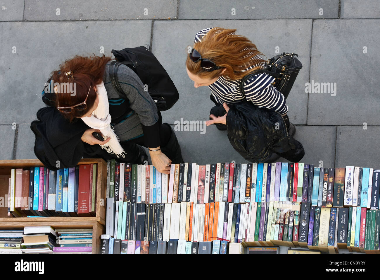 eine Draufsicht des Menschen Surfen an der frischen Luft Southbank Bücherstand in London Stockfoto