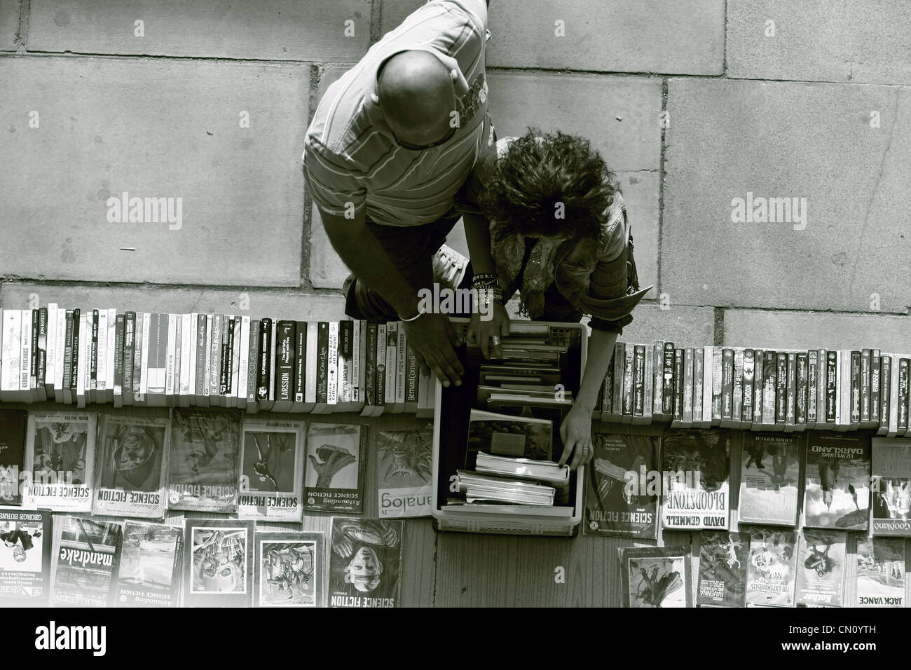 eine Draufsicht des Menschen Surfen an der frischen Luft Southbank Bücherstand in London Stockfoto