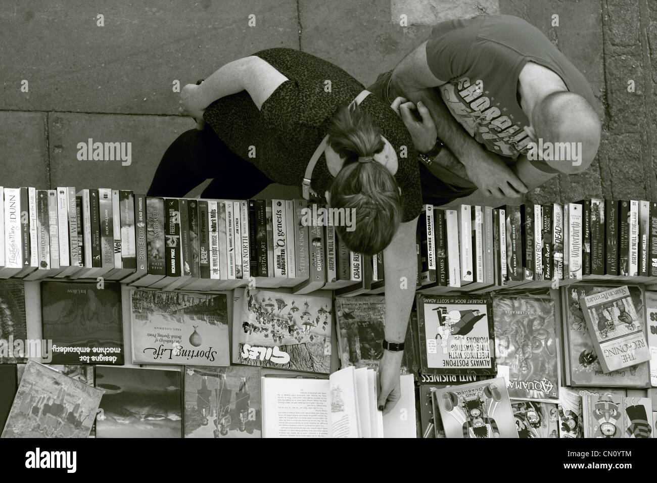 eine Draufsicht von zwei Menschen Surfen an der frischen Luft Southbank Bücherstand in London Stockfoto