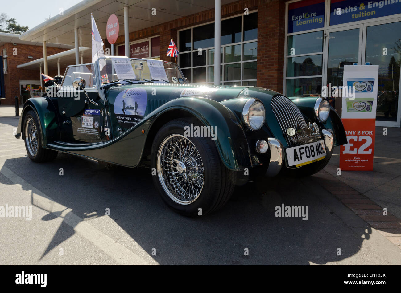 Oldtimer Morgan in Sainsbury Supermarkt Parkplatz sammeln von Spenden für Help for Heroes Nächstenliebe geparkt Stockfoto