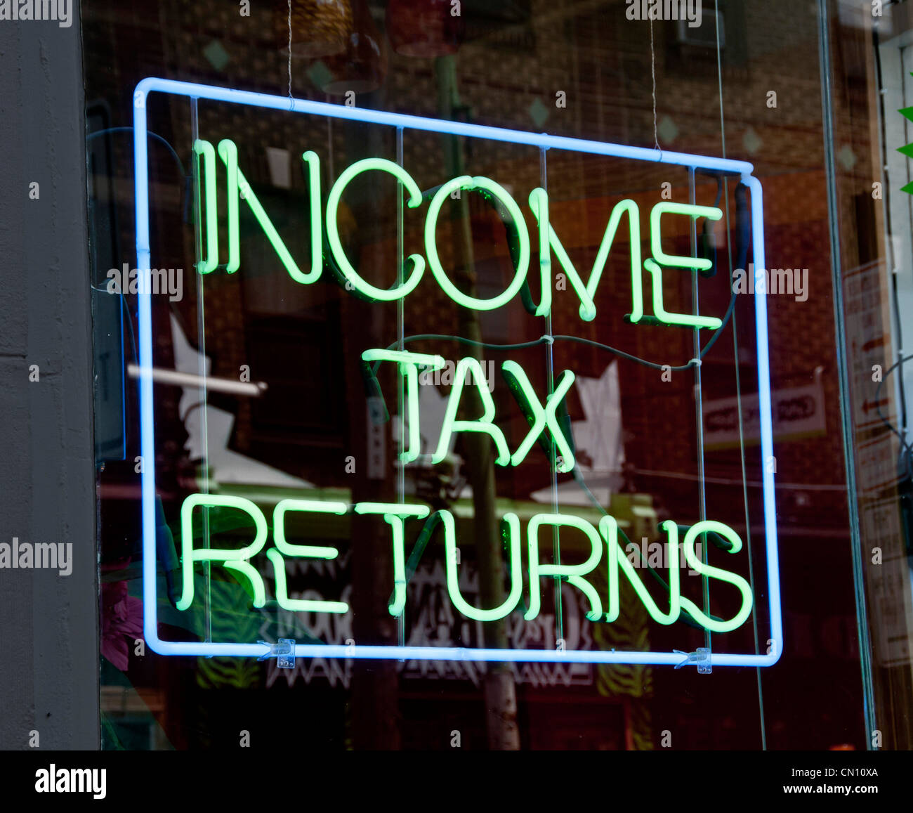 Einkommensteuererklärungen Leuchtreklame Stockfoto